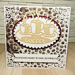 kwadratowa kartka na Dzień Babci ręcznie robiona z motywem trzech filiżanek kawy na tle ziaren kawy i napisem Kochanej Babci