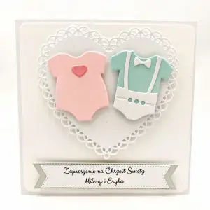 Zaproszenie na Chrzest Święty bliźniaków – dziewczynki i chłopca, z różowym i błękitnym bodziakiem na ażurowym sercu, ręcznie robione