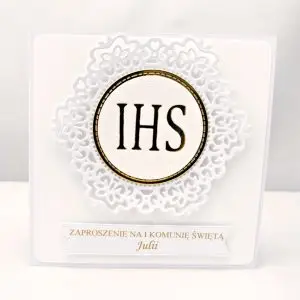 Ręcznie robione zaproszenie na Pierwszą Komunię Świętą, białe z koronkowym ornamentem i symbolem IHS na tle lustrzanego złota, eleganckie kwadratowe zaproszenie komunijne.