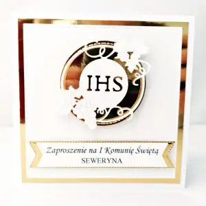 Ręcznie robione zaproszenie na Pierwszą Komunię Świętą z perłowej bieli, z motywem IHS w złotym okręgu na lustrzanym tle, eleganckie zaproszenie komunijne.