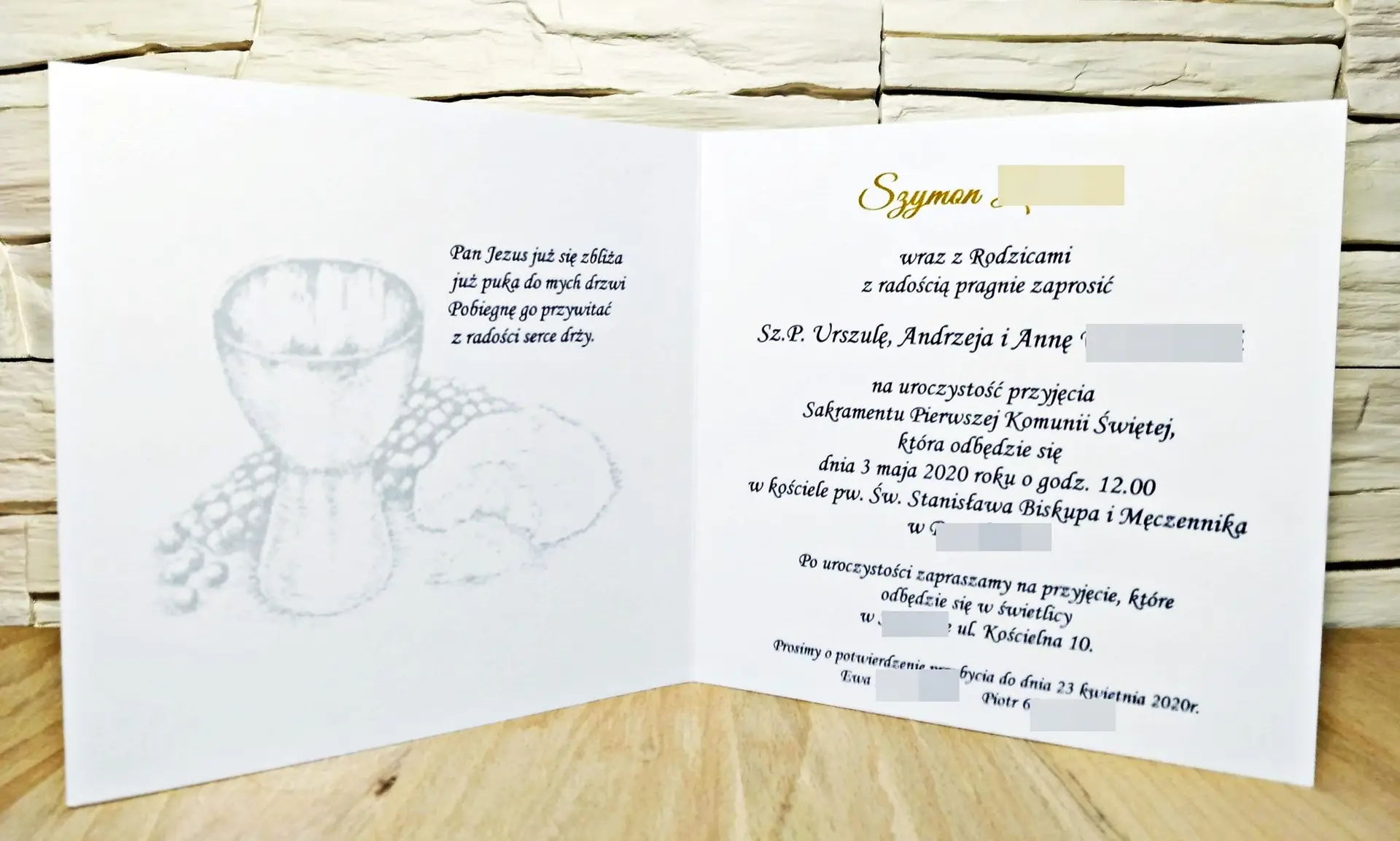 Uniwersalny środek zaproszenia na Pierwszą Komunię Świętą z personalizowanym tekstem i imieniem dziecka w kolorze złotym, elegancki układ graficzny.