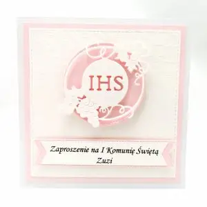 Różowe zaproszenie na Pierwszą Komunię Świętą dla dziewczynki z motywem IHS w okręgu, na białym papierze wizytówkowym, subtelne zaproszenie komunijne.