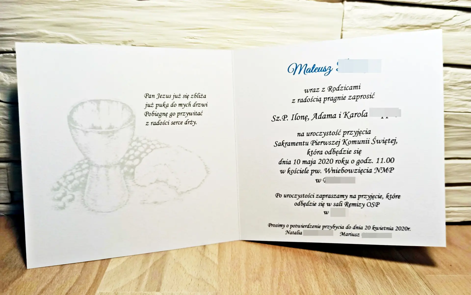 Środek zaproszenia komunijnego dla chłopca z uniwersalnym tekstem i imieniem w niebieskim odcieniu, dopasowanym kolorystycznie do frontu zaproszenia.