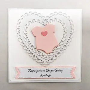 Zaproszenie na Chrzest Święty dziewczynki z motywem różowego body na podwójnym białym ażurowym sercu, zaproszenie handmade