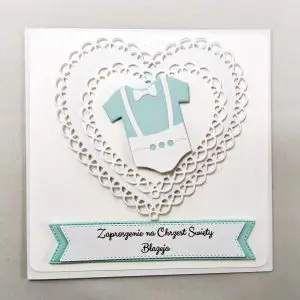 Zaproszenie na Chrzest Święty chłopca z motywem błękitnego body, białych spodenek i białej muszki na podwójnym ażurowym sercu, ręcznie robione