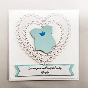 Zaproszenie na Chrzest Święty chłopca z motywem błękitnego body na podwójnym białym sercu, ręcznie robiona kartka