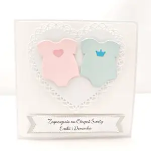 Zaproszenie na Chrzest Święty bliźniaków – dziewczynki i chłopca z motywem dwóch bodziaków w różu i błękicie