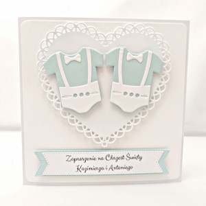 Zaproszenie na Chrzest Święty bliźniaków – dwóch chłopców z dwoma błękitnymi bodziakami z białymi spodenkami i muszką na tle ażurowego serca