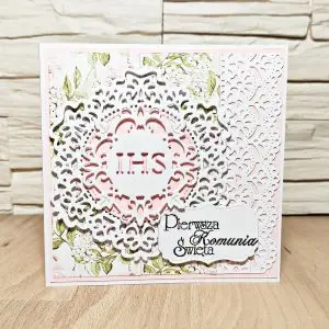Ręcznie robiona kartka komunijna 13,5x13,5 dla dziewczynki w różowej kolorystyce, z motywem IHS w ozdobnej ramce i koronkowymi zdobieniami, delikatna pamiątka Pierwszej Komunii Świętej