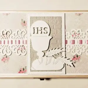 Drewniane pudełko na czekoladę lub pieniądze z okazji Pierwszej Komunii Świętej dla dziewczynki z personalizowaną dedykacją w środku