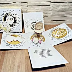 Otwarty exploding box na I Komunię Świętą dla dziewczynki z kielichem 3D w centrum i dekoracyjnymi ściankami, z wieczkiem pudełka obok