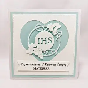 Błękitne zaproszenie na Pierwszą Komunię Świętą dla chłopca, z motywem serca i symbolem IHS, wykonane z papieru wizytówkowego, eleganckie i subtelne zaproszenie komunijne.