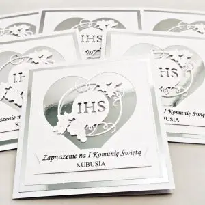 Zaproszenie na Pierwszą Komunię Świętą w kolorze perłowej bieli, z motywem serca i symbolem IHS w lustrzanym srebrze, eleganckie i delikatne zaproszenie komunijne.