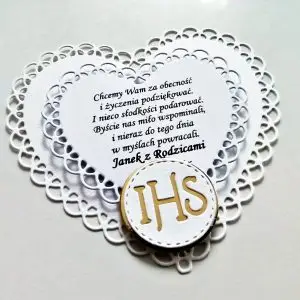 Biała ażurowa etykieta na ciasto w kształcie serca z symbolem IHS, elegancki bilecik z podziękowaniem dla gości na Pierwszą Komunię Świętą