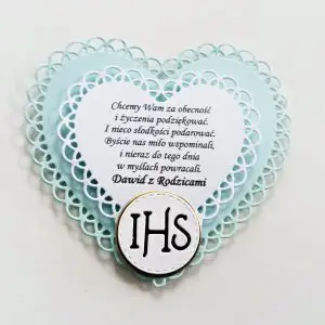 Błękitna etykieta na ciasto w kształcie ażurowego serca z symbolem IHS, bilecik z podziękowaniem dla gości na Komunię chłopca