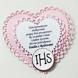 Różowa etykieta na ciasto w kształcie ażurowego serca z IHS, bilecik z podziękowaniem dla gości na Komunię dziewczynki