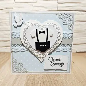 ręcznie robiona kartka na Chrzest Święty chłopca w błękicie, ze spodenkami, sercem i napisem Chrzest Święty, elegancka pamiątka chrztu