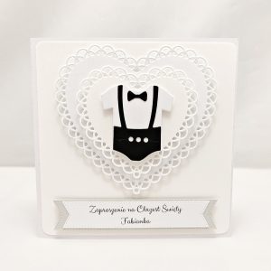 Zaproszenie na Chrzest Święty chłopca z motywem białego body, czarnych spodenek i czarnej muszki na podwójnym ażurowym sercu, ręcznie robione