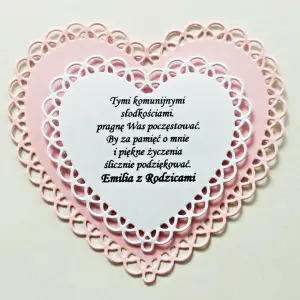 Różowa ażurowa etykieta na ciasto w kształcie serca, delikatny bilecik z podziękowaniem dla gości na Komunię lub Chrzest dziewczynki