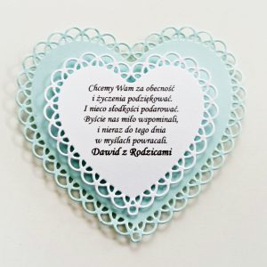 Błękitna ażurowa etykieta na ciasto w kształcie serca, ręcznie robiony bilecik z podziękowaniem dla gości na Komunię lub Chrzest chłopca