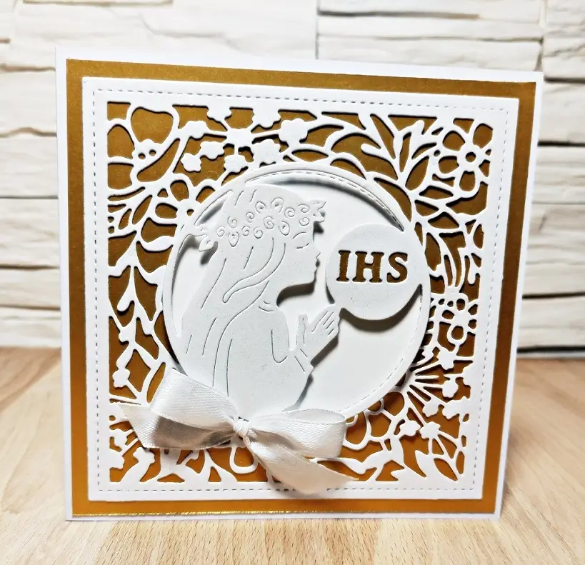 Kwadratowa kartka komunijna 13,5x13,5 dla dziewczynki w biało-złotej kolorystyce, z komunijnym motywem na ażurowym tle, elegancka ręcznie wykonana pamiątka Pierwszej Komunii Świętej