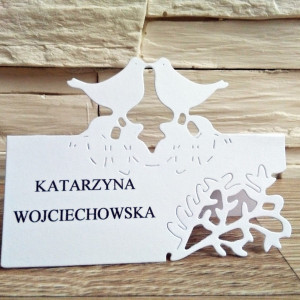 Winietka ślubna z motywem dwóch gołębi, wykonana ręcznie z białego papieru perłowego, z miejscem na imię gościa