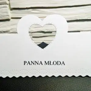 Elegancka winietka ślubna z ażurowym sercem, wykonana ręcznie z białego papieru perłowego, z miejscem na imię gościa