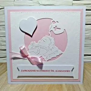 Zaproszenie na Chrzest Święty dziewczynki z motywem chrzczonego dziecka na różowym tle, ręcznie robiona kartka