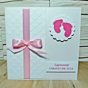 Zaproszenie na Chrzest Święty dziewczynki z motywem dziecięcych stópek, satynową wstążką, tłoczonym tłem w serduszka i różowymi detalami na perłowym papierze