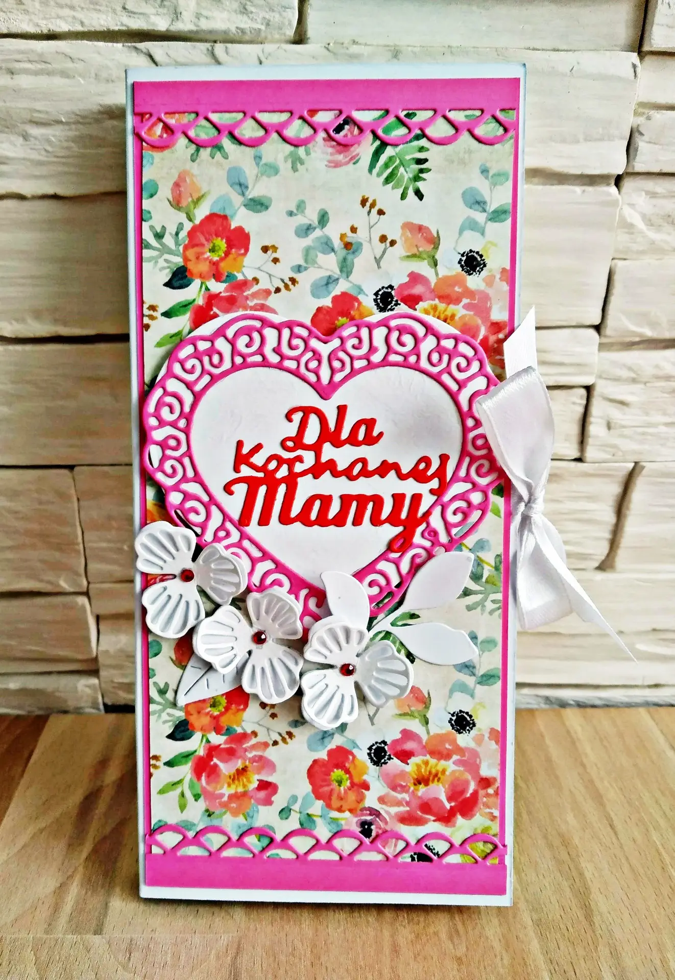 Czekoladownik „Dla Kochanej Mamy” w odcieniach kremu z kieszonką na klasyczną tabliczkę czekolady, z gotowymi życzeniami