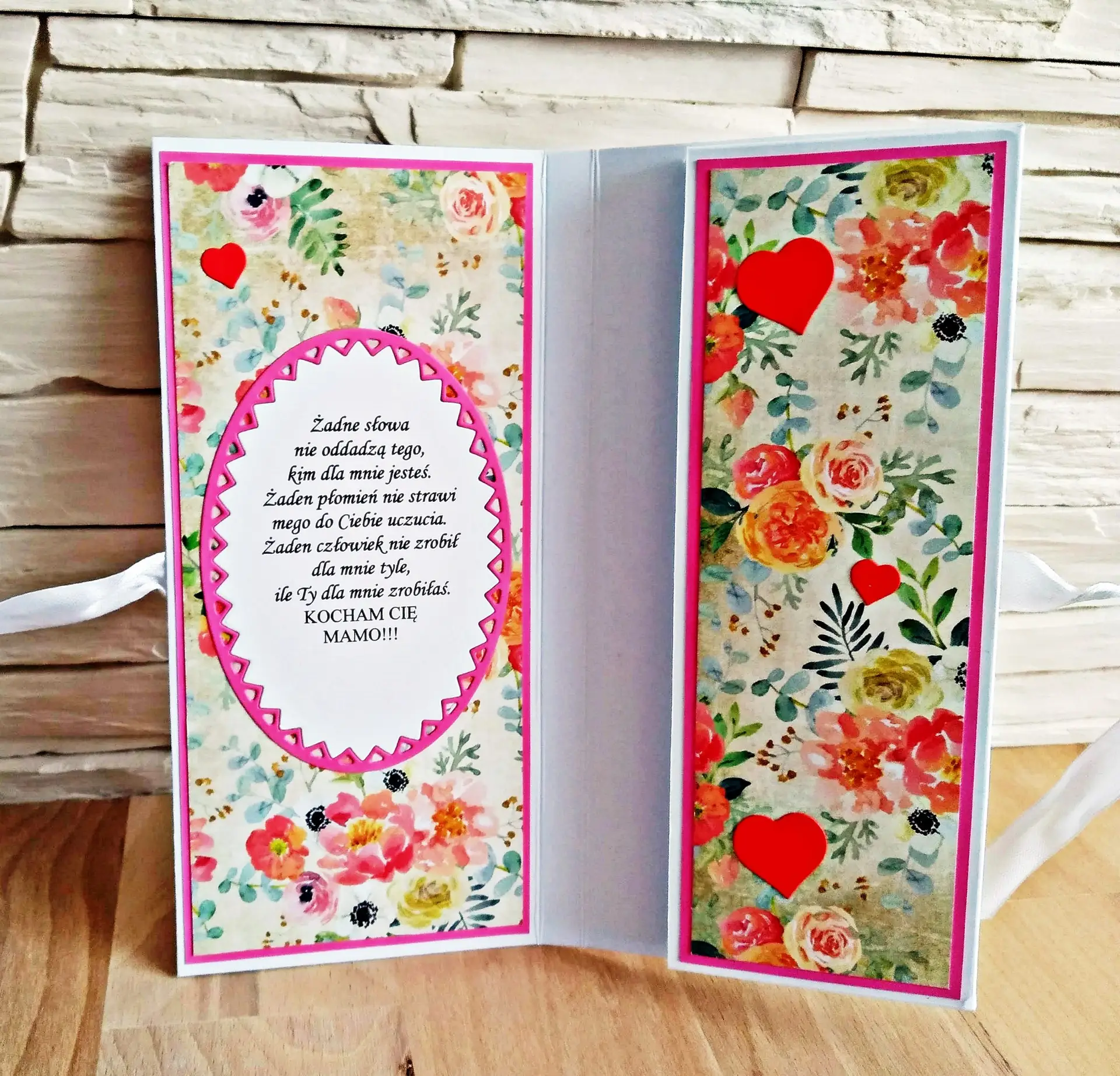 Puste wnętrze eleganckiego czekoladownika w kolorze kremowym na czekoladę dla mamy – ręcznie robione opakowanie na upominek