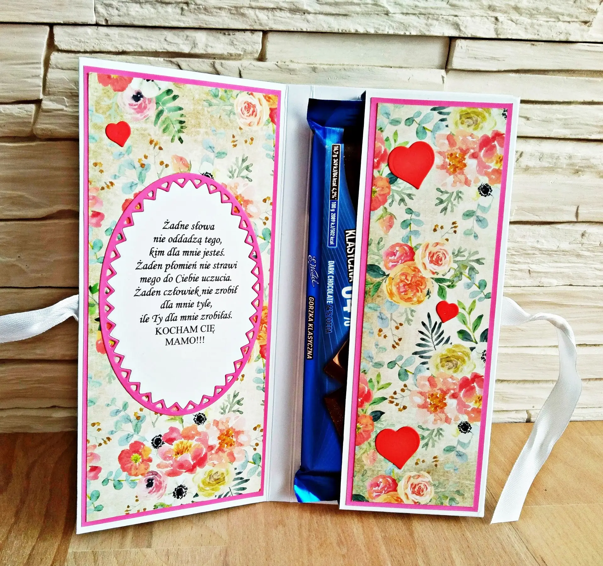 Wnętrze kremowego czekoladownika dla mamy z ozdobnym napisem i dekoracjami kwiatowymi, idealne opakowanie na słodki prezent