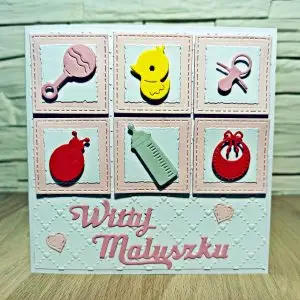 kwadratowa kartka gratulacyjna Witaj Maluszku z kolorowymi dziecięcymi gadżetami w małych kwadratach, ręcznie robiona kartka z okazji narodzin córki