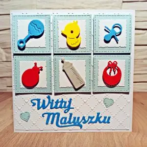 kwadratowa kartka Witaj Maluszku dla chłopca z dziecięcymi gadżetami w niebiesko-pastelowej kolorystyce, ręcznie robiona kartka z okazji narodzin syna