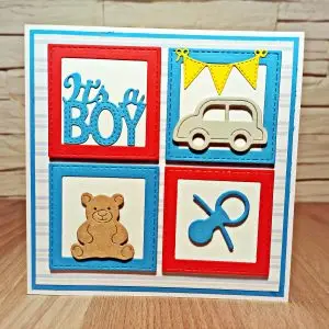 kwadratowa kartka gratulacyjna It's a Boy w niebiesko-czerwonej kolorystyce z misiem, samochodem i smoczkiem, ręcznie robiona kartka z okazji narodzin chłopca