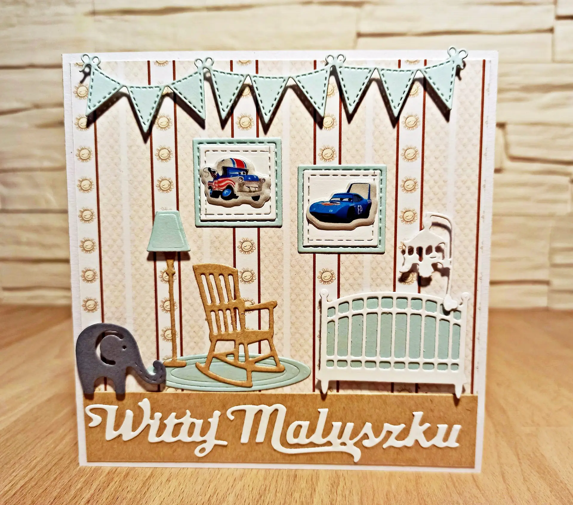 ręcznie robiona kartka Witaj Maluszku dla chłopca z inscenizacją pokoju dziecięcego, łóżeczkiem i dziecięcymi dekoracjami, gratulacyjna kartka z okazji narodzin syna