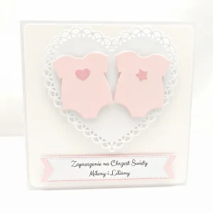 Ręcznie robiona kartka – zaproszenie na Chrzest Święty dwóch dziewczynek z motywem ubranek i personalizowanym tekstem w środku
