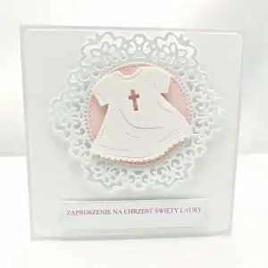 Zaproszenie na Chrzest Święty dziewczynki z motywem białej szatki do chrztu na tle koronki z różowym detalem, ręcznie robiona kartka