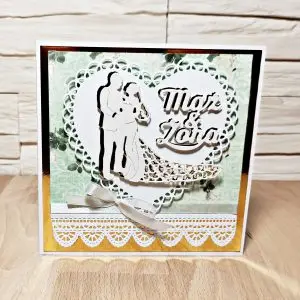 kwadratowa kartka ślubna ręcznie robiona z parą młodą w ażurowym sercu i napisem Mąż i Żona, elegancka kartka na ślub 13,5x13,5 cm