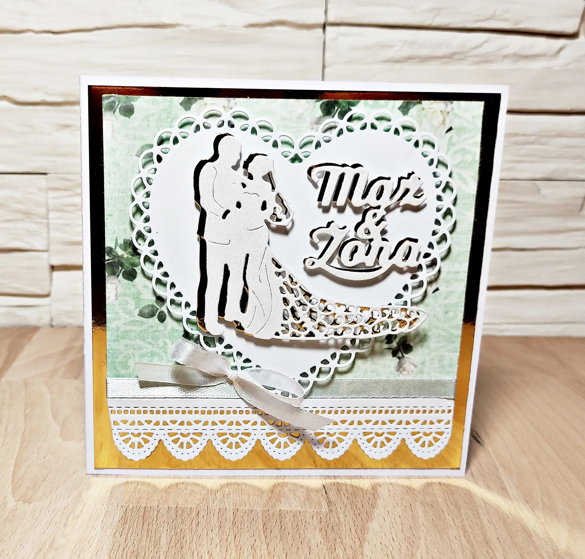 kwadratowa kartka ślubna ręcznie robiona z parą młodą w ażurowym sercu i napisem Mąż i Żona, elegancka kartka na ślub 13,5x13,5 cm