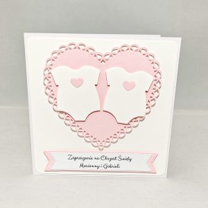 Zaproszenie na Chrzest Święty bliźniaczek z motywem dwóch dziewczęcych ubranek w odcieniach różu