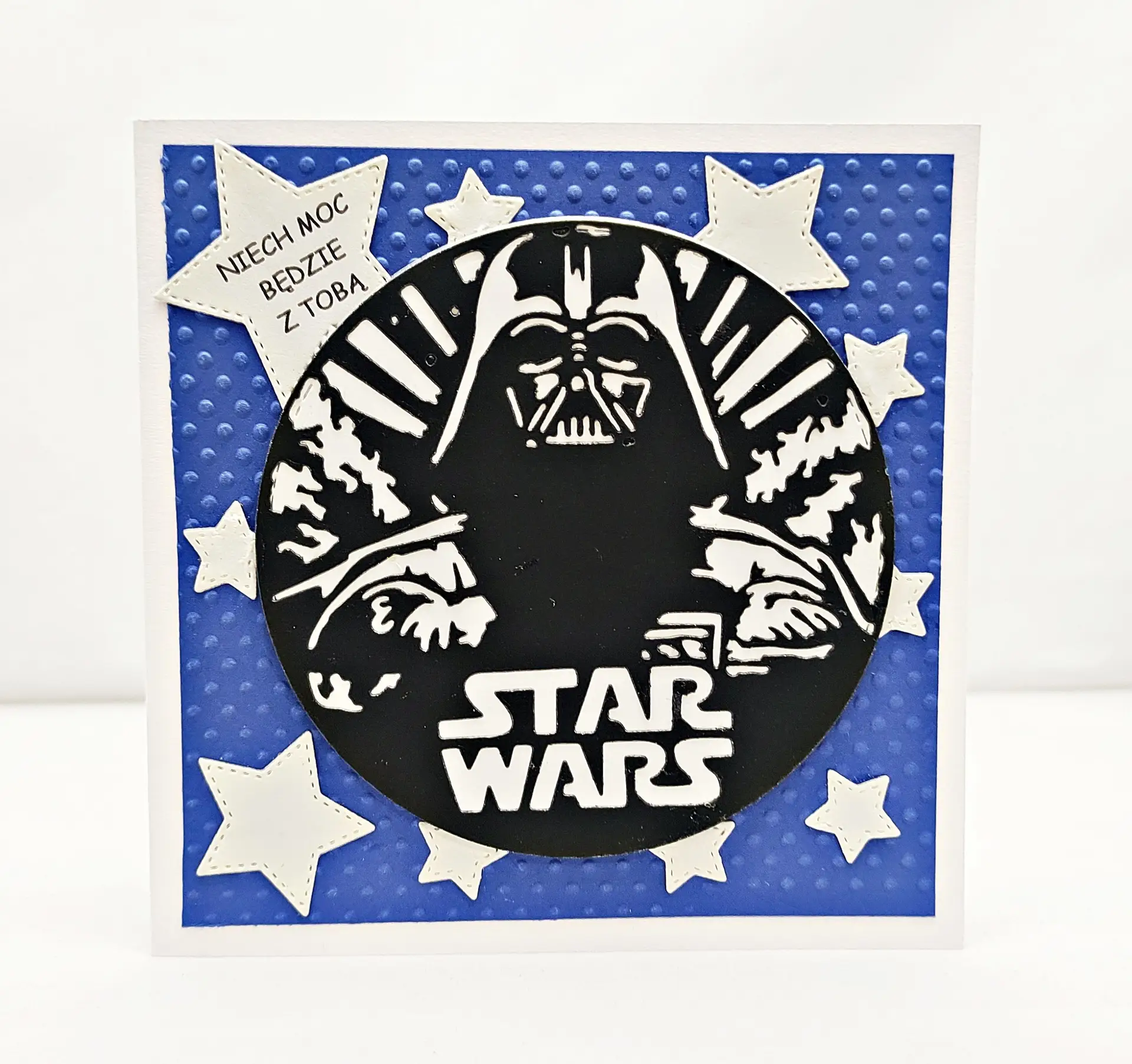 Ręcznie robiona kartka urodzinowa z motywem Star Wars, Lord Vader na granatowym tle z gwiazdami, z napisem „Niech Moc będzie z Tobą”