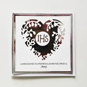 Biało-srebrne zaproszenie na Pierwszą Komunię Świętą z sercem ułożonym z konwalii wokół symbolu IHS, na wizytówkowym papierze z lustrzanymi srebrnymi elementami.