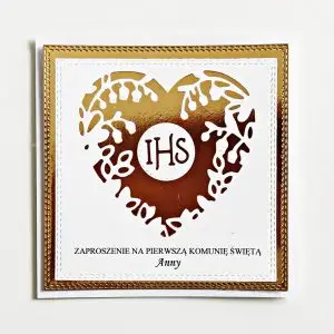 Eleganckie biało-złote zaproszenie na Pierwszą Komunię Świętą, z sercem z konwalii otaczającym symbol IHS, na lustrzanym złotym tle w połączeniu z papierem wizytówkowym.