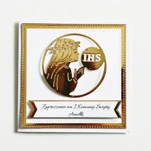 Zaproszenie na Pierwszą Komunię Świętą dla dziewczynki z sylwetką modlącej się dziewczynki i symbolem IHS, na białym papierze wizytówkowym z lustrzanym złotym tłem.