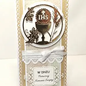 Ręcznie robiona kartka komunijna DL z kielichem i Hostią IHS w ozdobnym kółku oraz napisem „W dniu I Komunii Świętej”, eleganckie zdobienia i komunijne motywy