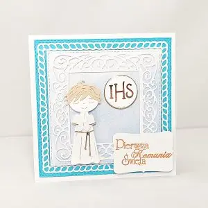 Kwadratowa kartka komunijna 13,5x13,5 dla chłopca, z postacią chłopca w albie na dekoracyjnym tle, elegancka ręcznie robiona pamiątka Pierwszej Komunii Świętej