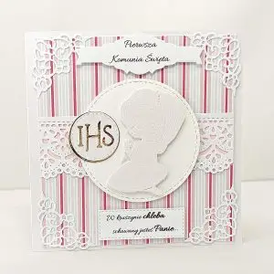 Ręcznie robiona kartka komunijna 13,5x13,5 dla dziewczynki, z motywem klęczącej dziewczynki w sukience komunijnej na dekoracyjnym tle, delikatna i elegancka pamiątka Pierwszej Komunii Świętej