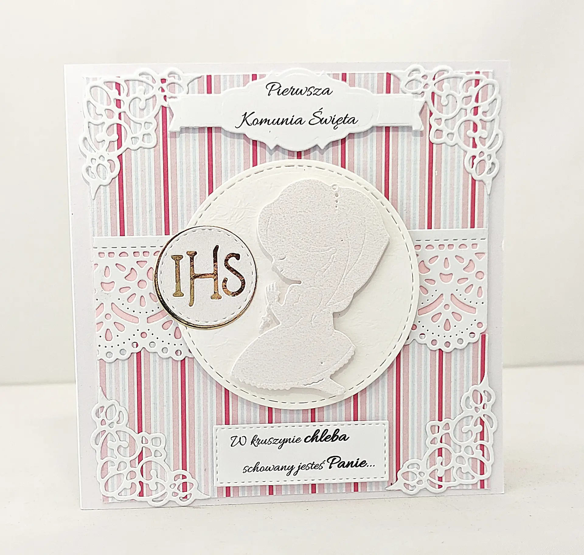 Ręcznie robiona kartka komunijna 13,5x13,5 dla dziewczynki, z motywem klęczącej dziewczynki w sukience komunijnej na dekoracyjnym tle, delikatna i elegancka pamiątka Pierwszej Komunii Świętej