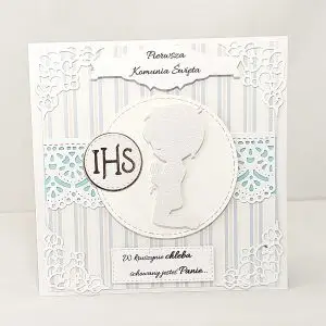 Ręcznie wykonana kartka komunijna 13,5x13,5 dla chłopca, z motywem klęczącego chłopca w albie na ozdobnym tle, subtelna i elegancka pamiątka Pierwszej Komunii Świętej